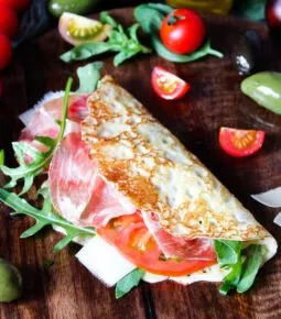 Crêpes moelleuses à la mortadelle, tomate, roquette et parmesan